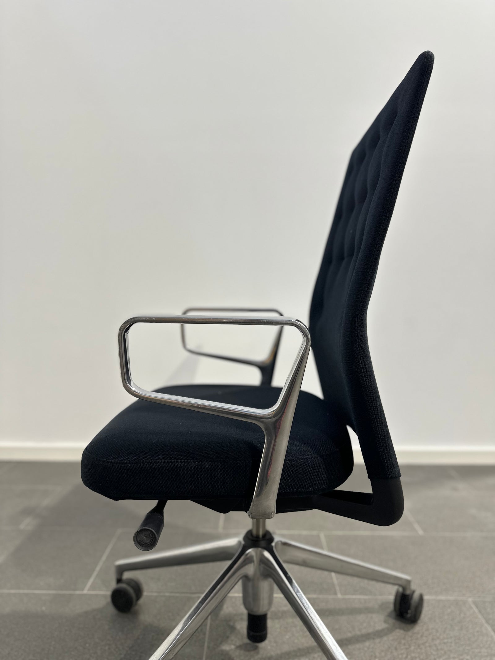 Vitra ID Trim Chair Alloy by Antonio Citterio, 2010/2021 Verified Authentic Test buy at Chairhub North Melbourne.  Original genuine Authentic Design Designer Ergonomic adjustable premium Luxury Executive Brand office chair chairs furniture Melbourne Sydney Australia Classic Modern Timeless Viewings at Chairhub Melbourne Herman Miller Steelcase Wilkhahn Haworth Humanscale Okamura Knoll Formway available 