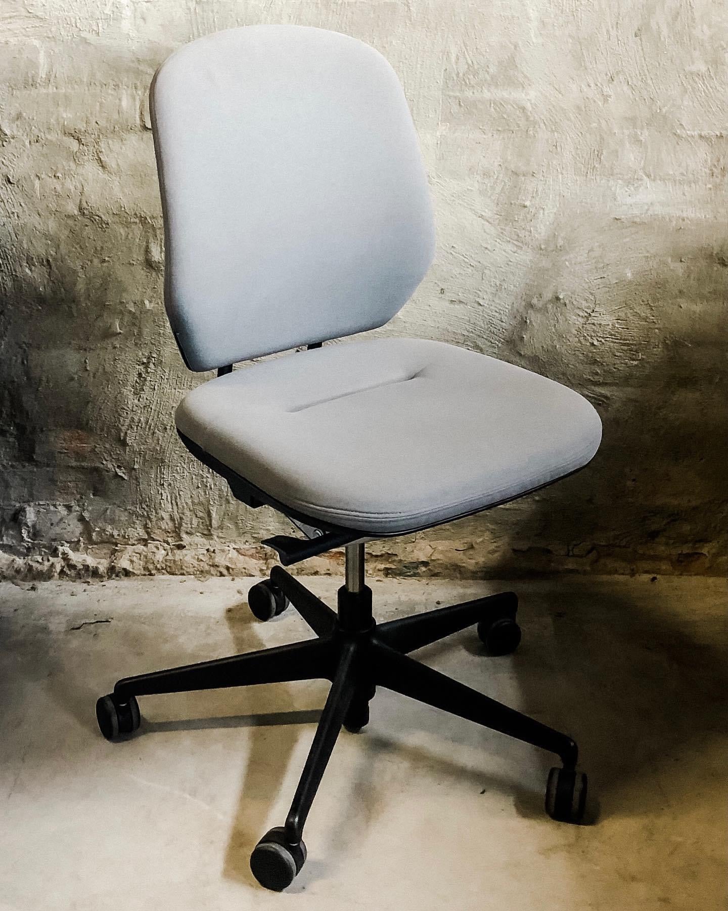 Alberto Meda Vitra MedaBuddy Chair Premium Ergonomic Designer Chairs Made in Germany Chairhub North Melbourne Sydney Adelaide Brisbane Australia Professional Office Furniture Modern Verified Authentic Original Genuine Lumber Supporting Chairs